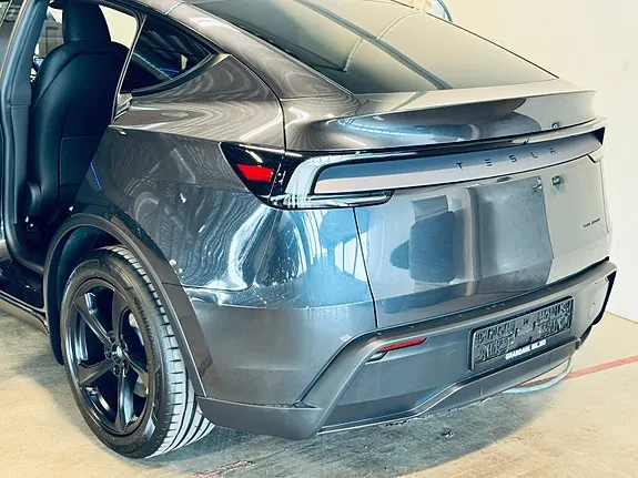 Tesla Model Y 2026 photo 4
