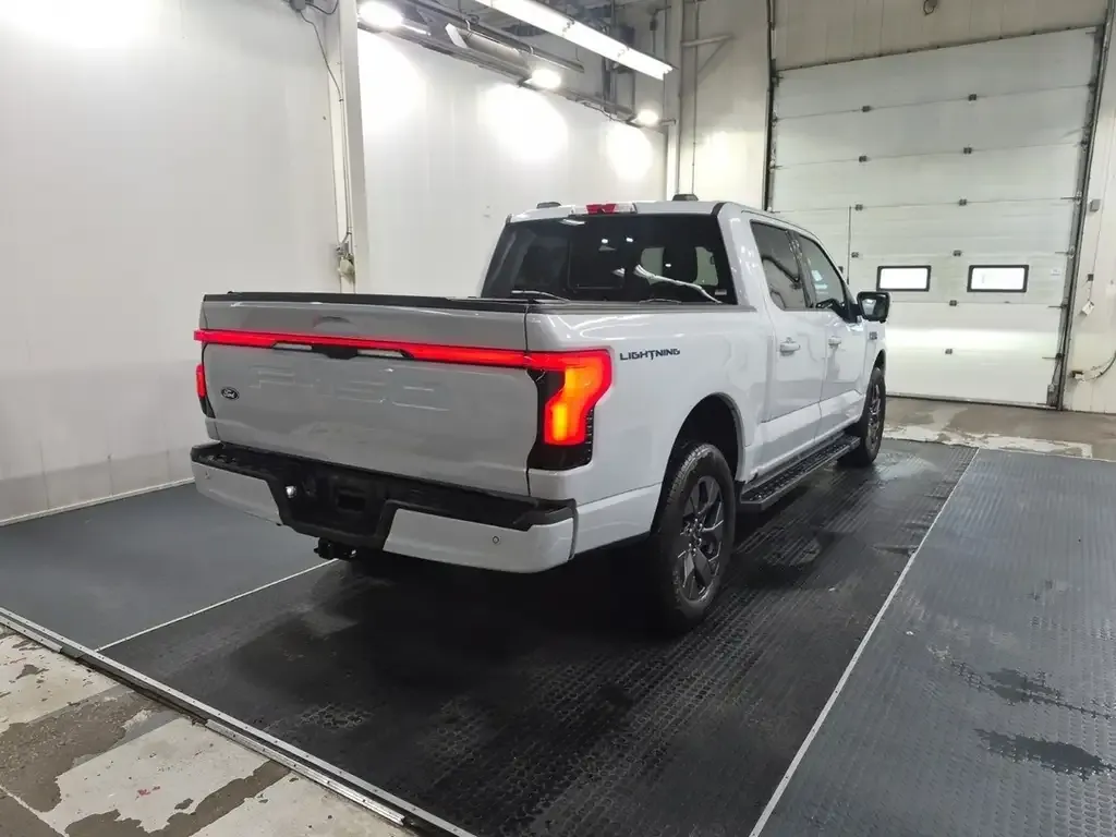 Ford F-150 Lightning 2025 photo 4