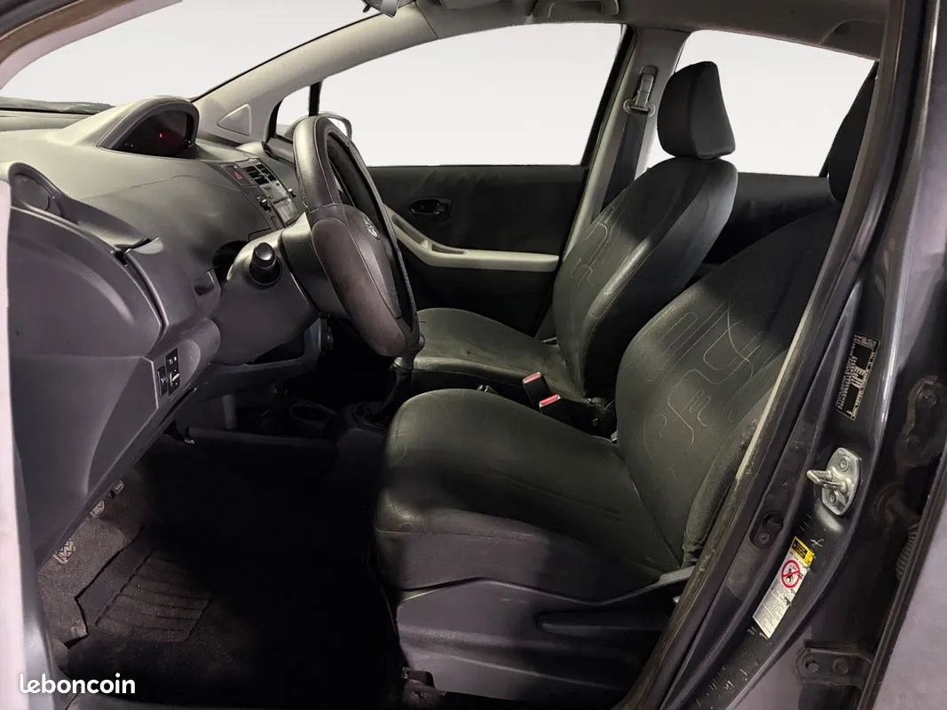 Toyota Yaris 2010 photo 2