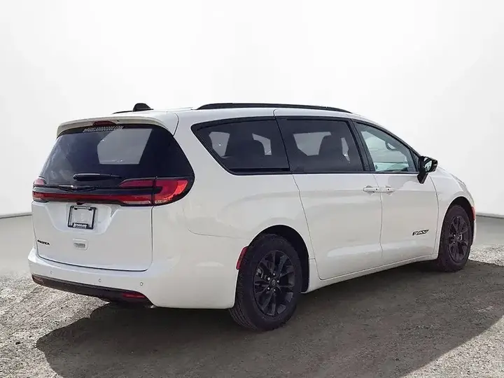 Chrysler Pacifica 2026 photo 5