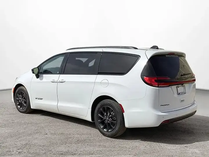 Chrysler Pacifica 2026 photo 3