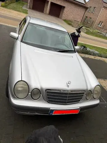Mercedes-Benz E200
