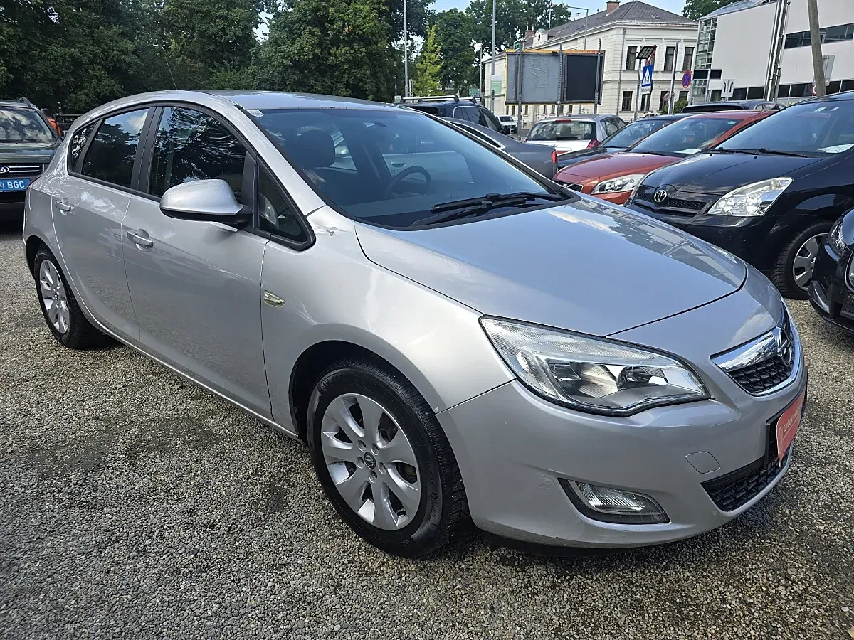 Opel Astra 2010 photo 2