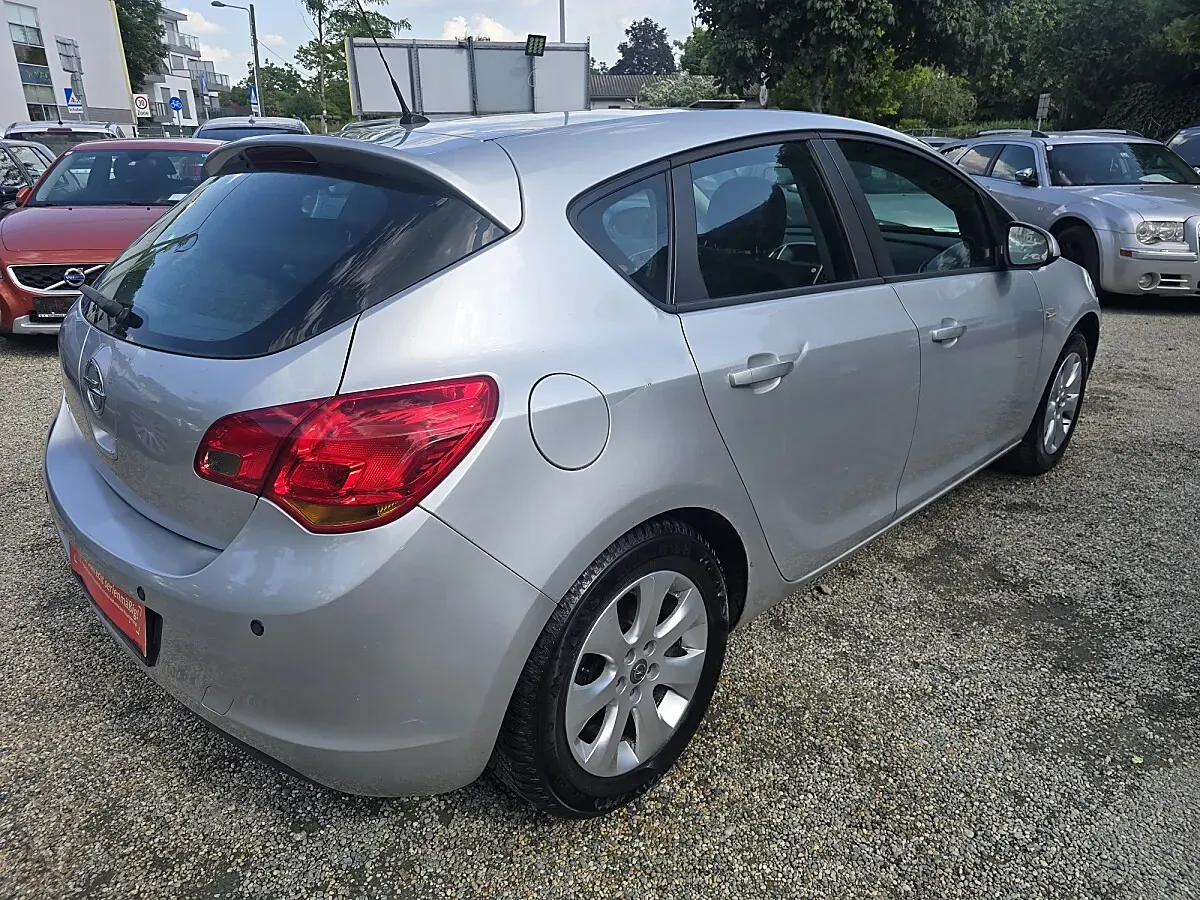 Opel Astra 2010 photo 3