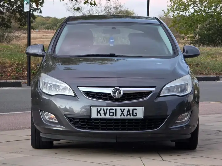 Vauxhall Astra 2011 photo 2