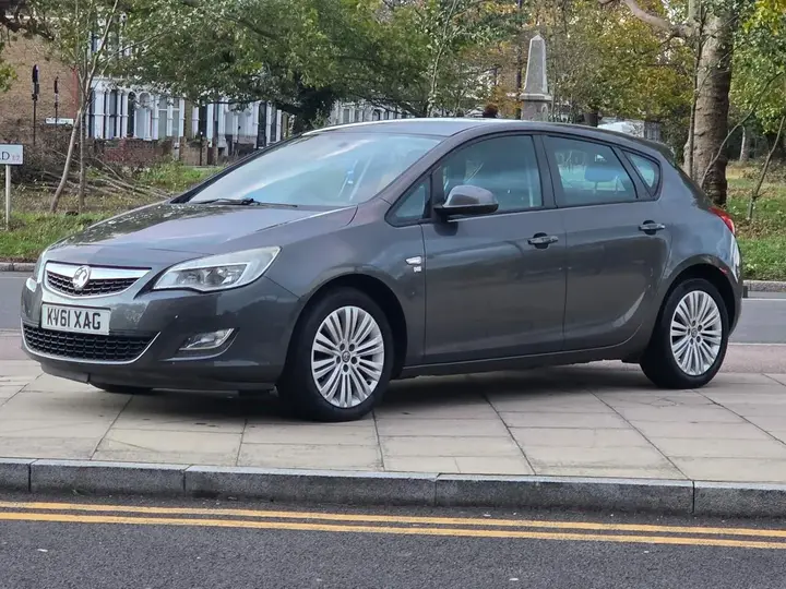 Vauxhall Astra 2011 photo 3
