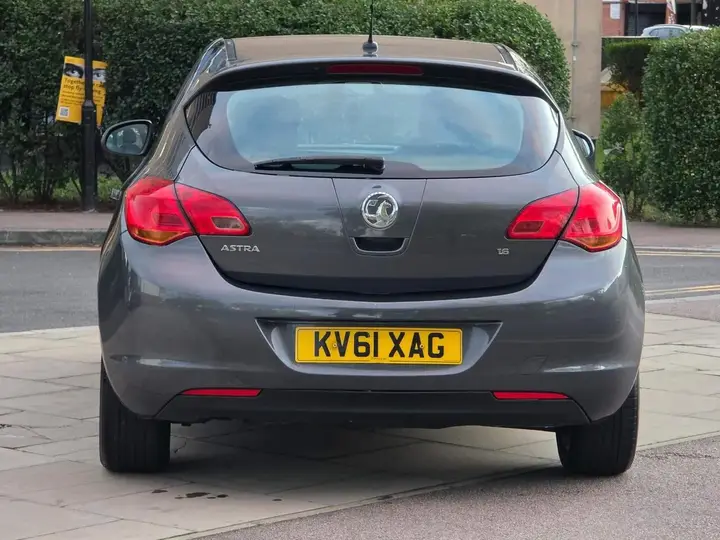 Vauxhall Astra 2011 photo 5