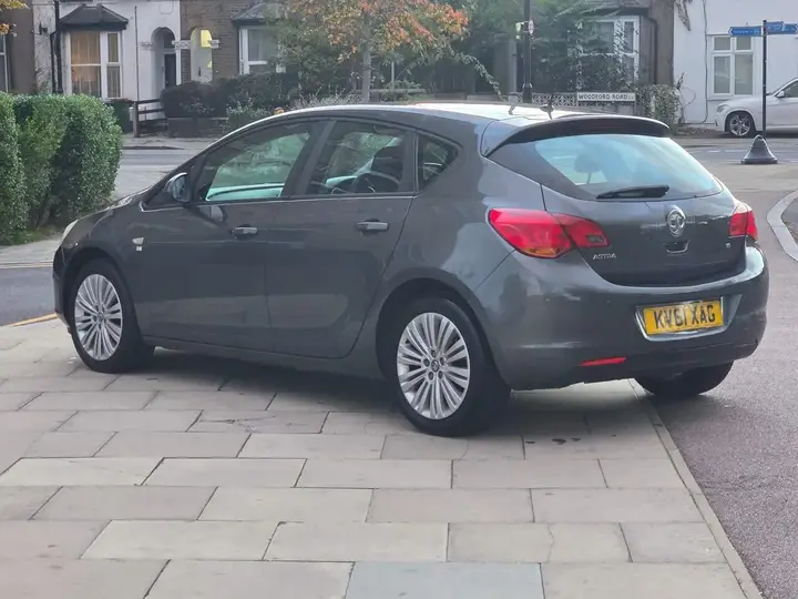 Vauxhall Astra 2011 photo 4