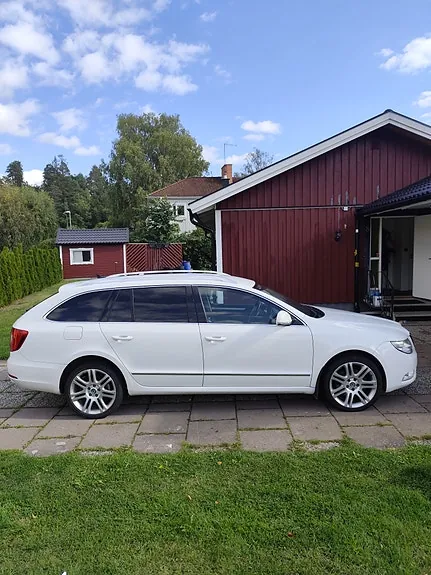 Skoda Superb 2013 photo 2