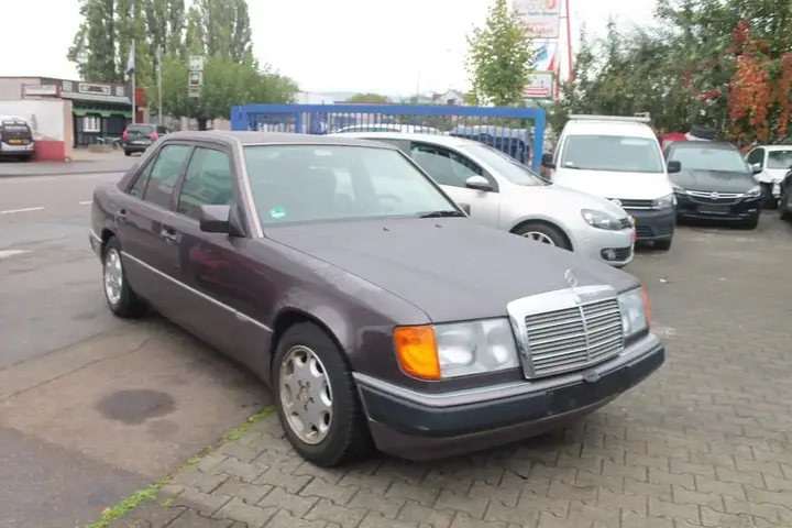 Mercedes-Benz 230E
