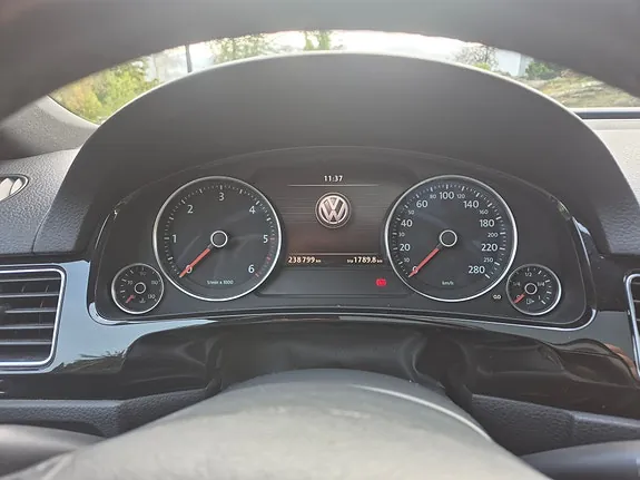 Volkswagen Touareg 2012 photo 2