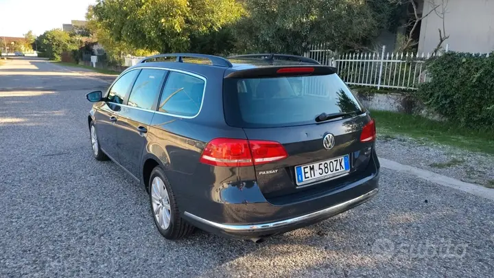 Volkswagen Passat 2012 photo 2