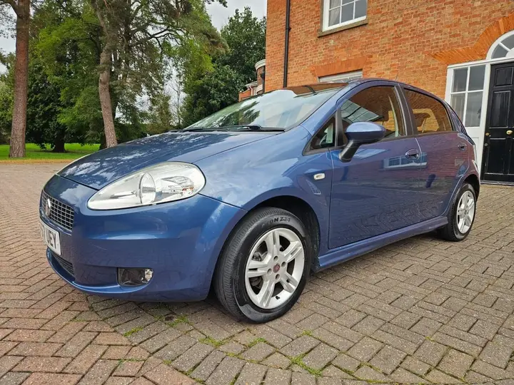 Fiat Grande Punto 2007 photo 2