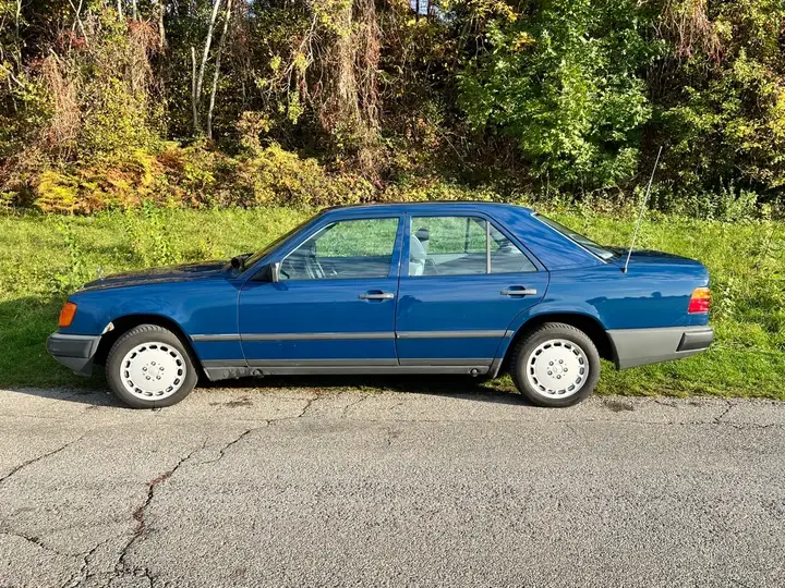 Mercedes-Benz E-Class 1988 photo 2