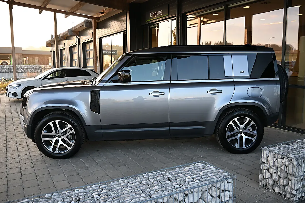 Land Rover Defender 2024 photo 2