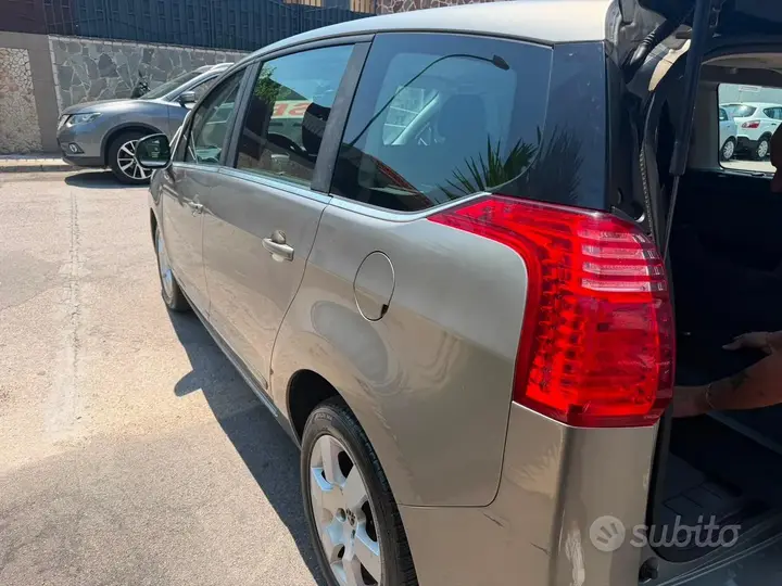 Peugeot 5008 2011 photo 5