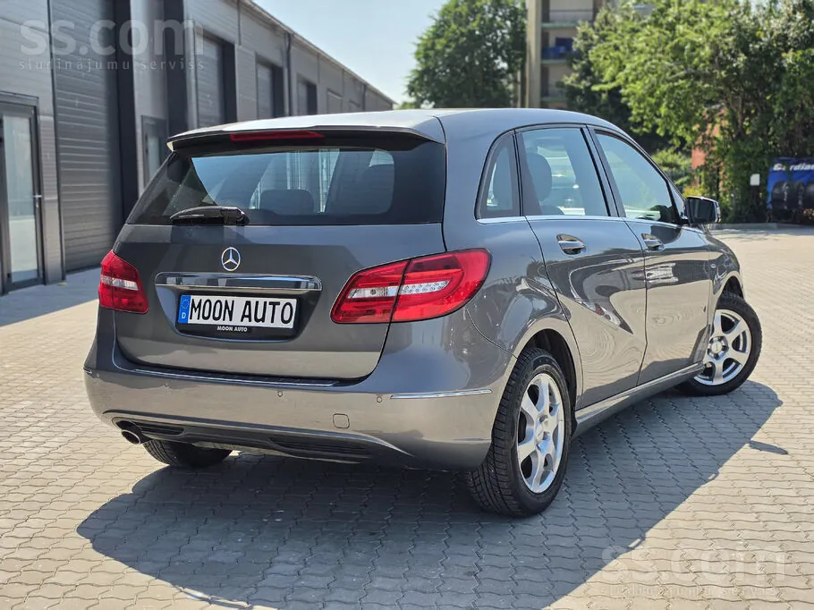 Mercedes-Benz B 180 2011 photo 2