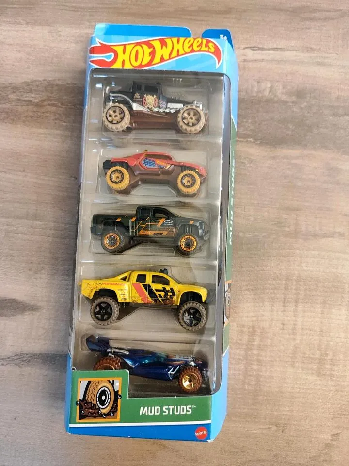 Hot Wheels Autos Monstertrucks Mud Studs