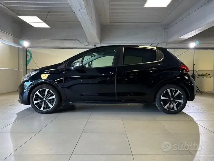 Peugeot 208 2019 photo 2