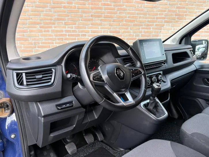 Renault Trafic 2022 photo 2