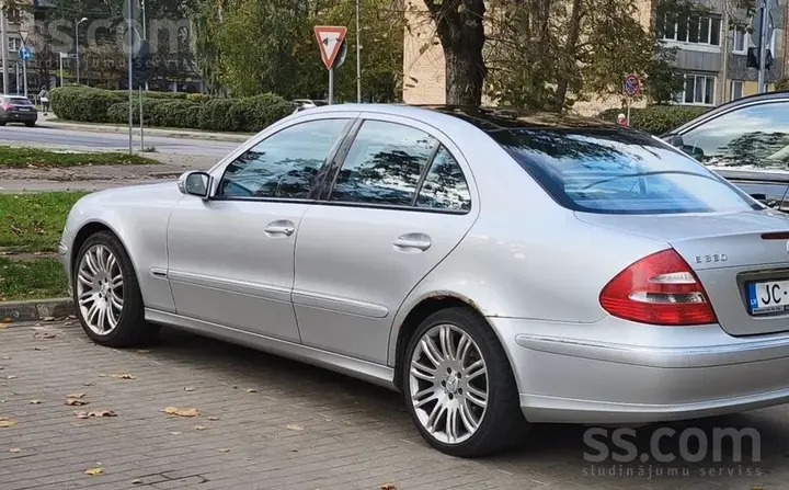 Mercedes-Benz E320 2002 photo 2