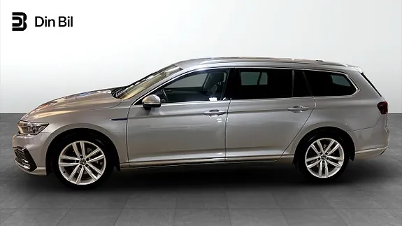 Volkswagen Passat 2023 photo 2