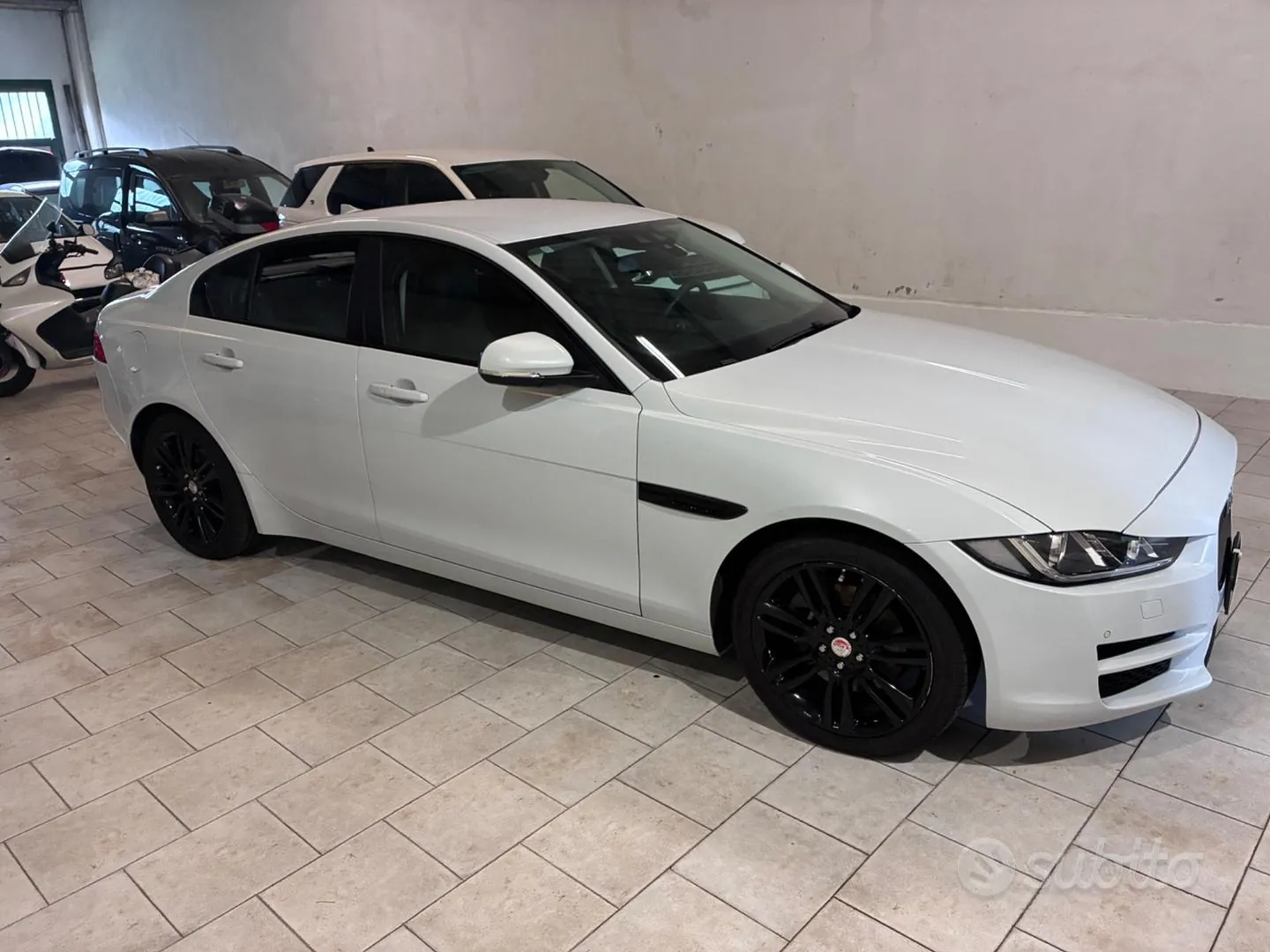 Jaguar Xe 2015 photo 2