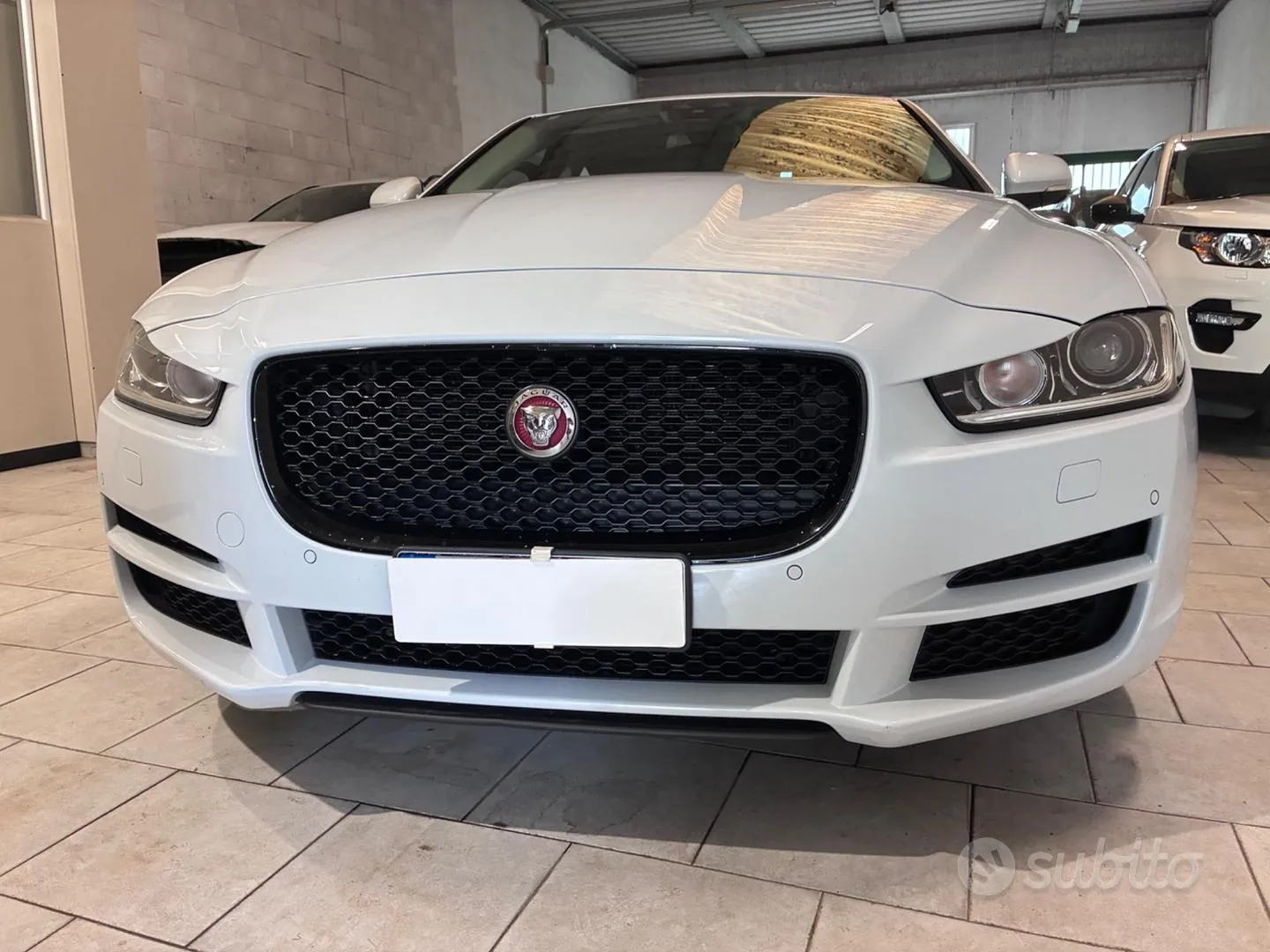 Jaguar Xe 2015 photo 3