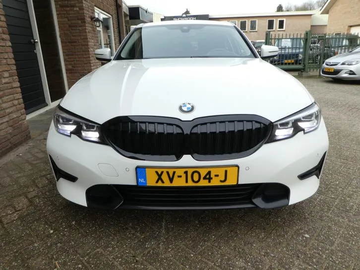 BMW 3 Series 2019 photo 3