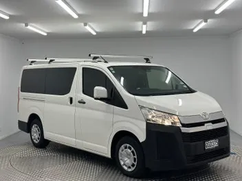Toyota Hiace 2023 photo 2