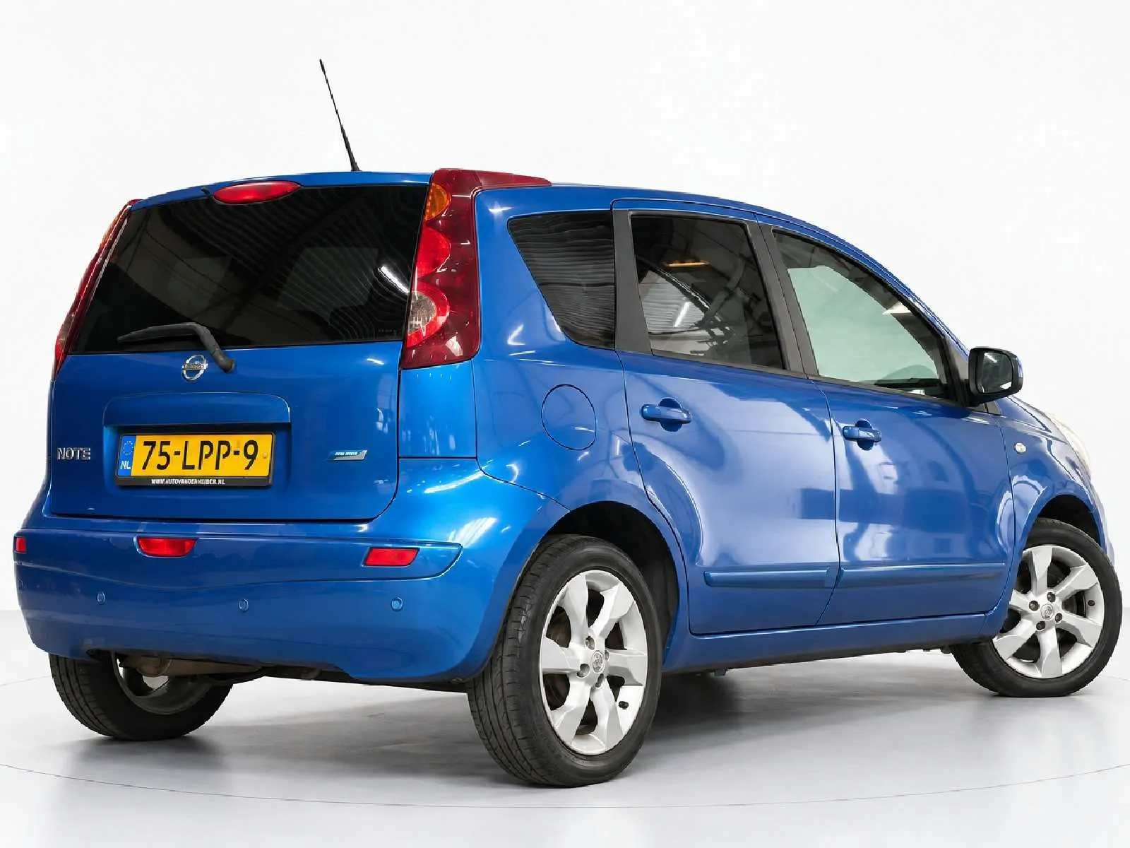 Nissan Note 2010 photo 4