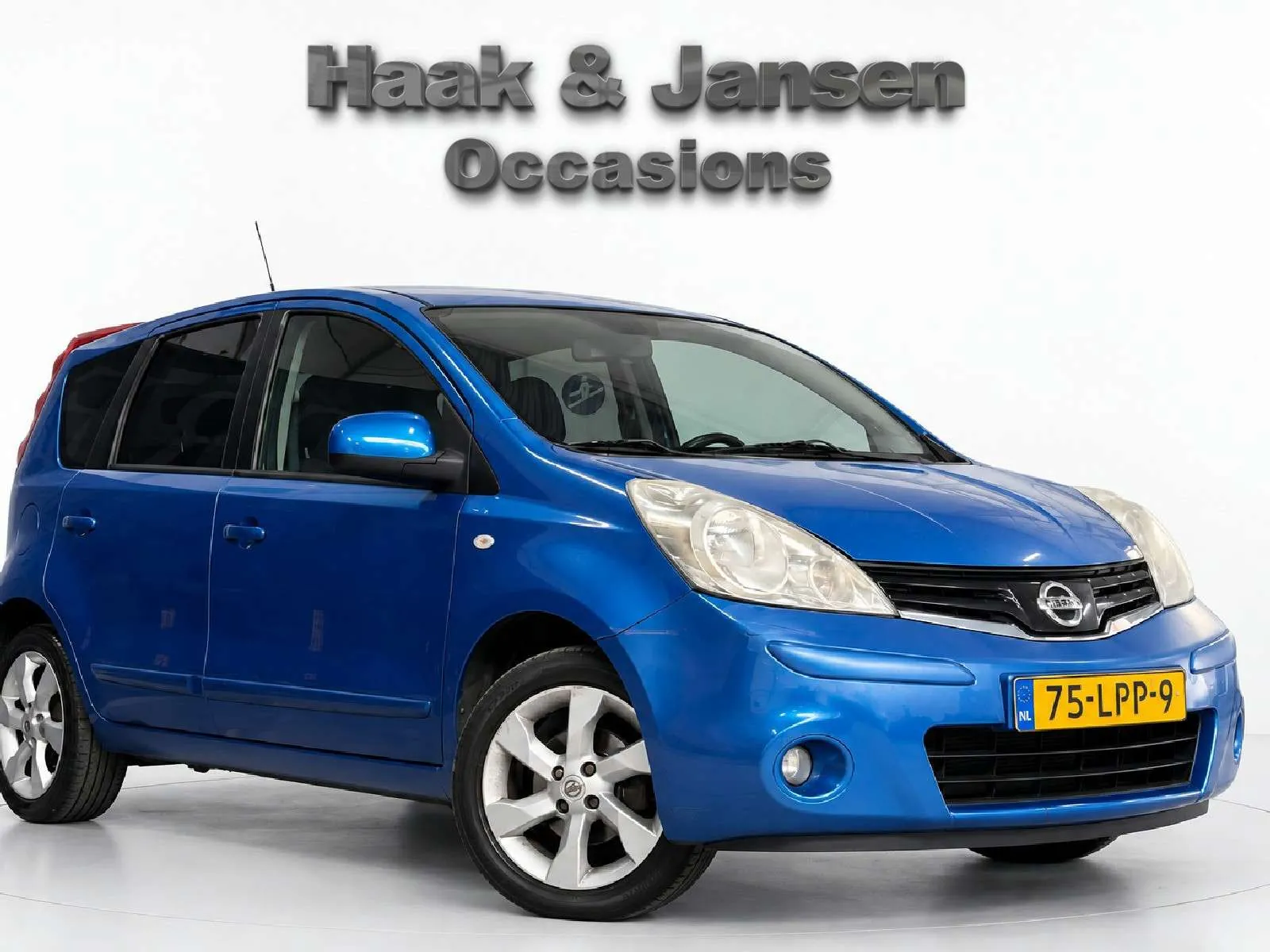 Nissan Note 2010 photo 2