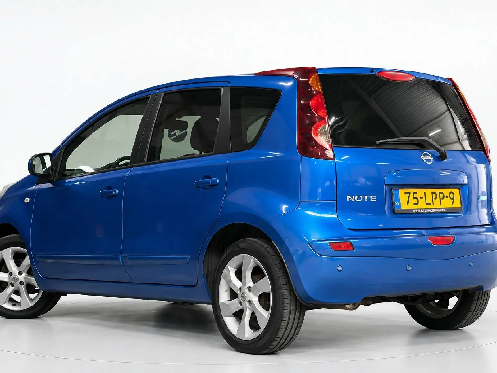 Nissan Note 2010 photo 3