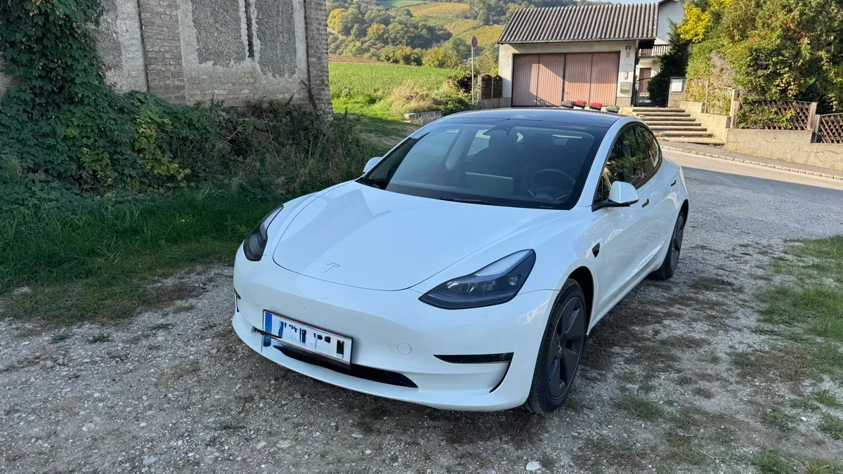 Tesla Model 3 2023 photo 2