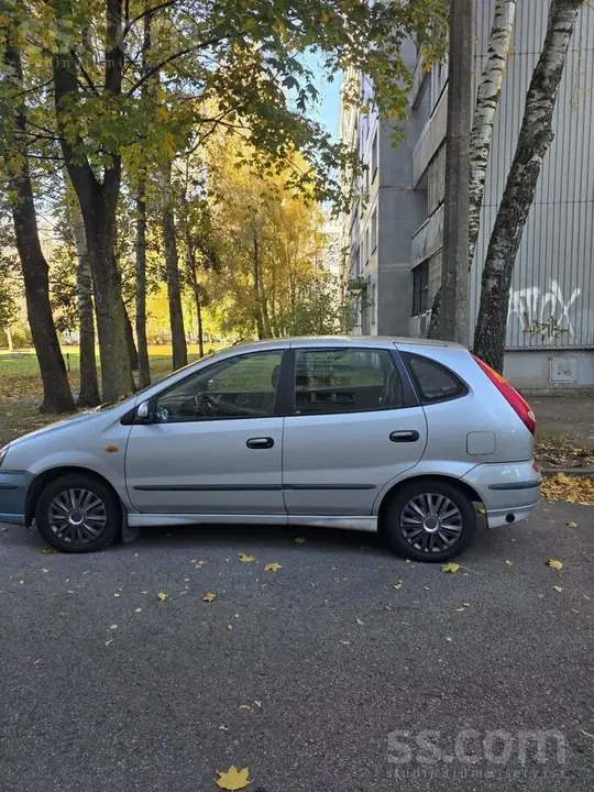Nissan Almera Tino 2003 photo 2