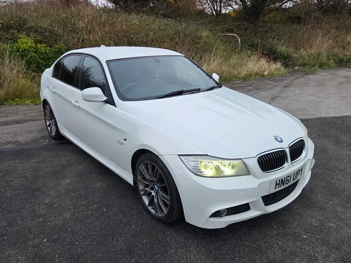 BMW 3 Series 2011 photo 2