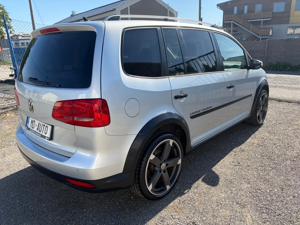 Volkswagen Touran Cross 2011 photo 3