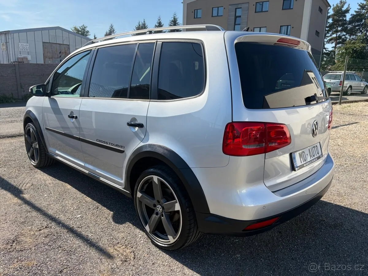 Volkswagen Touran Cross 2011 photo 2