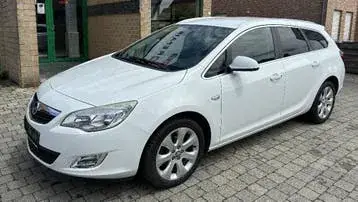 Opel Astra 2012 photo 2