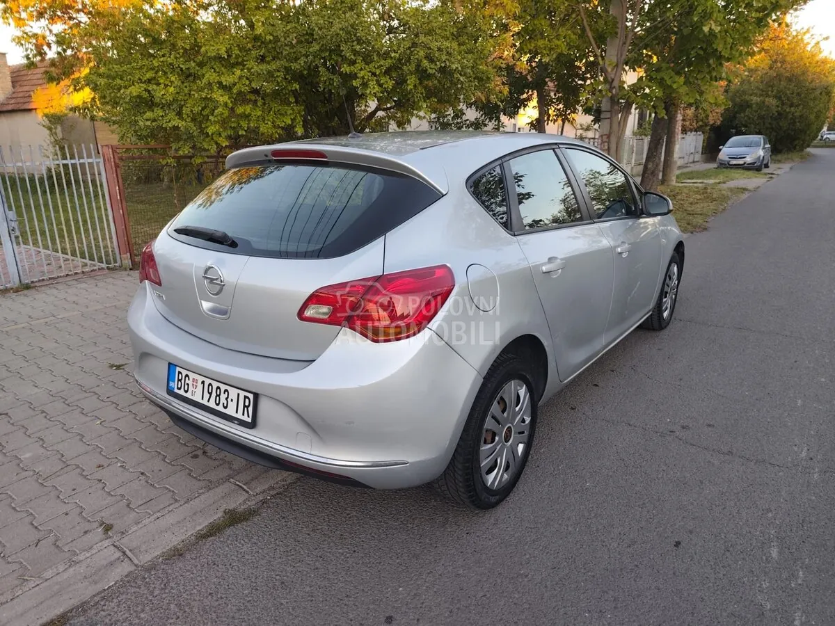 Opel Astra J 2013 photo 5