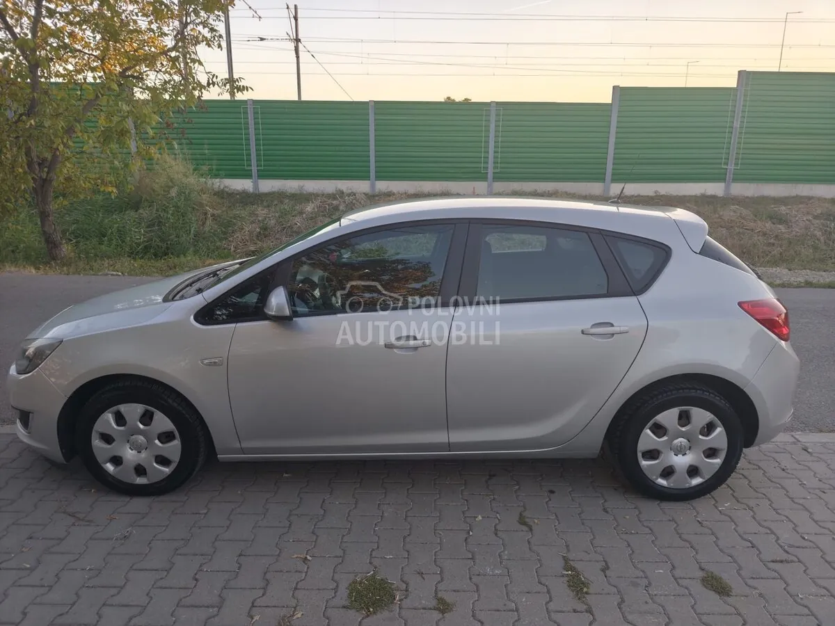 Opel Astra J 2013 photo 2