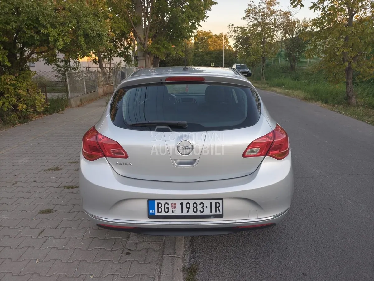 Opel Astra J 2013 photo 4