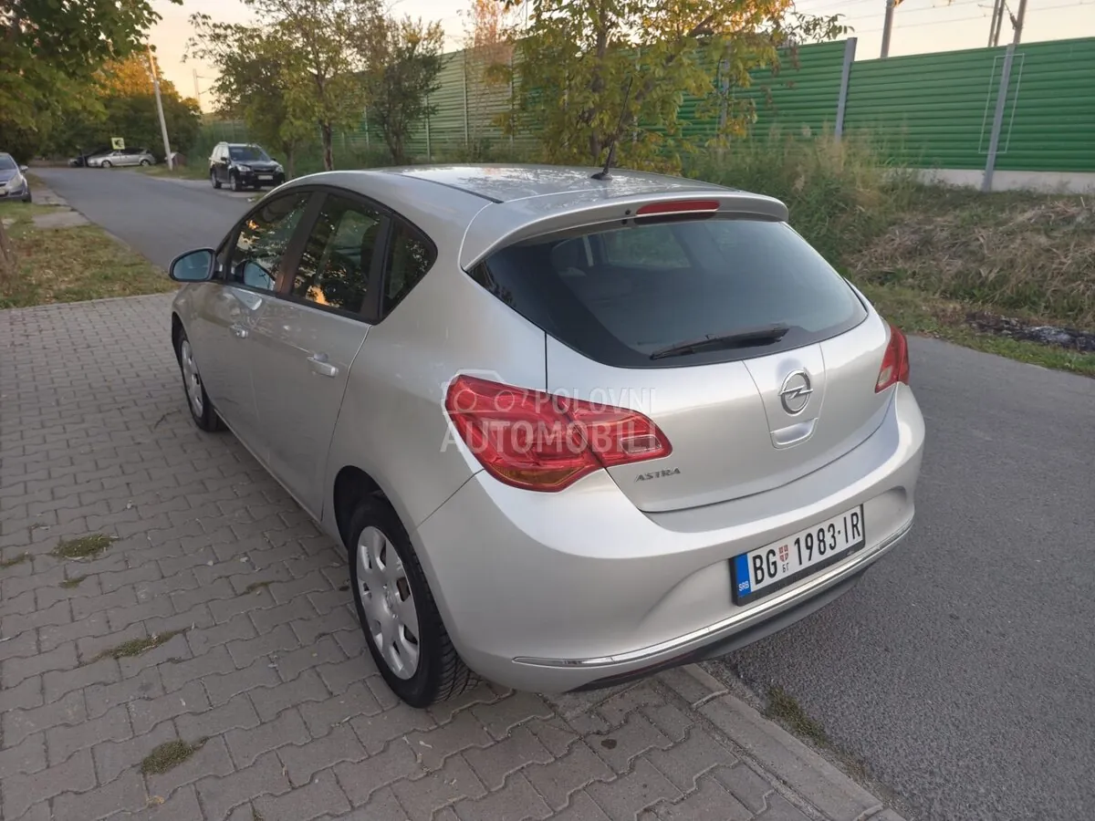 Opel Astra J 2013 photo 3