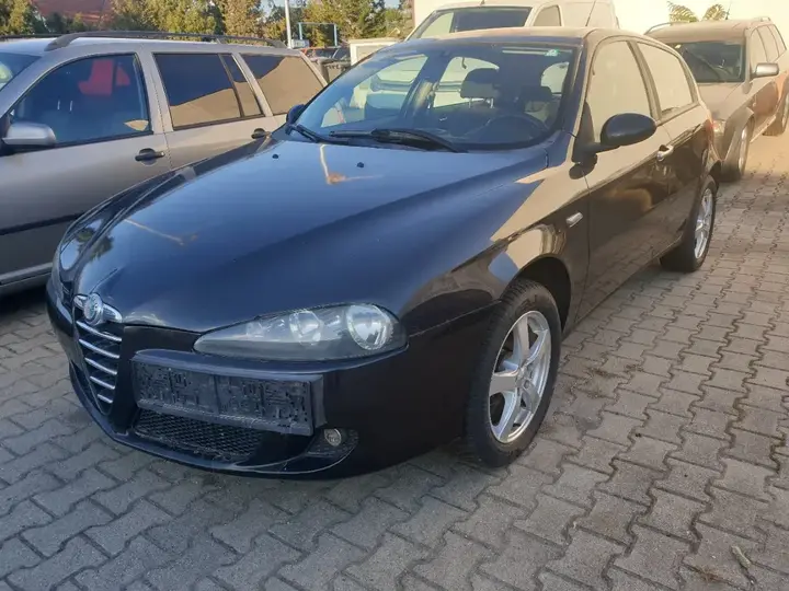 Alfa Romeo 147 2005 photo 2