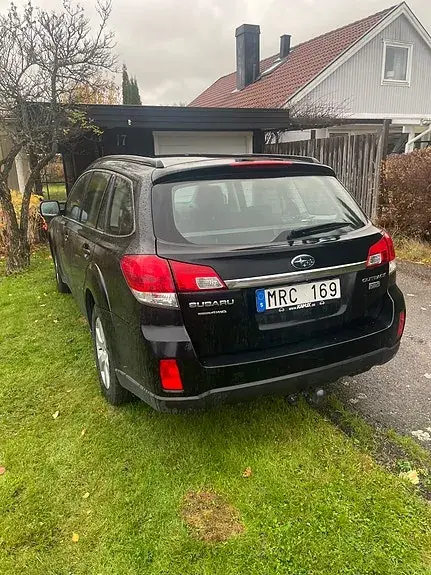 Subaru Outback 2011 photo 2