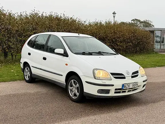 Nissan Almera Tino 2005 photo 2