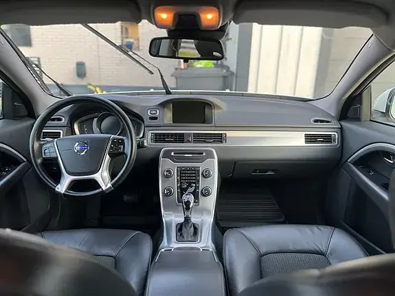 Volvo V70 2014 photo 2