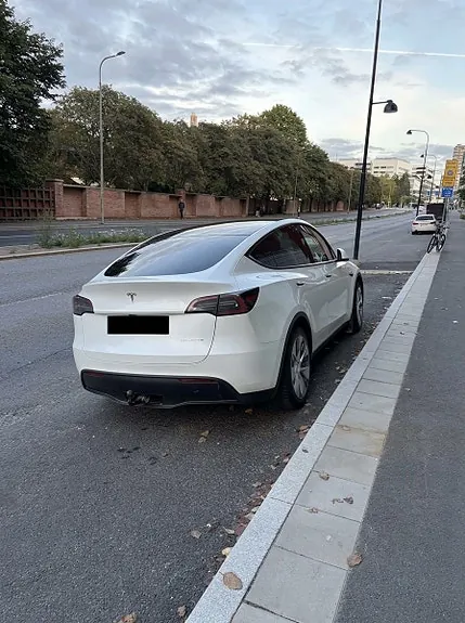 Tesla Model Y 2023 photo 2