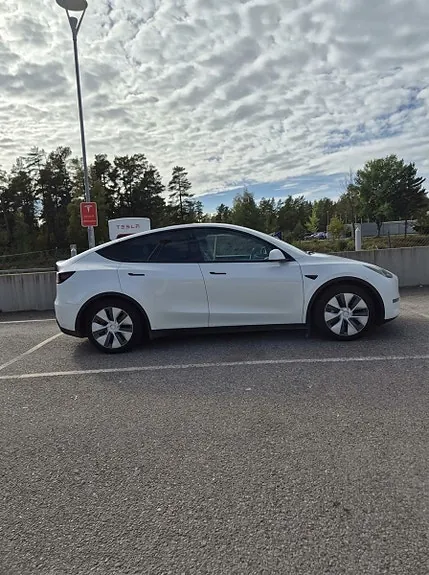 Tesla Model Y 2023 photo 3
