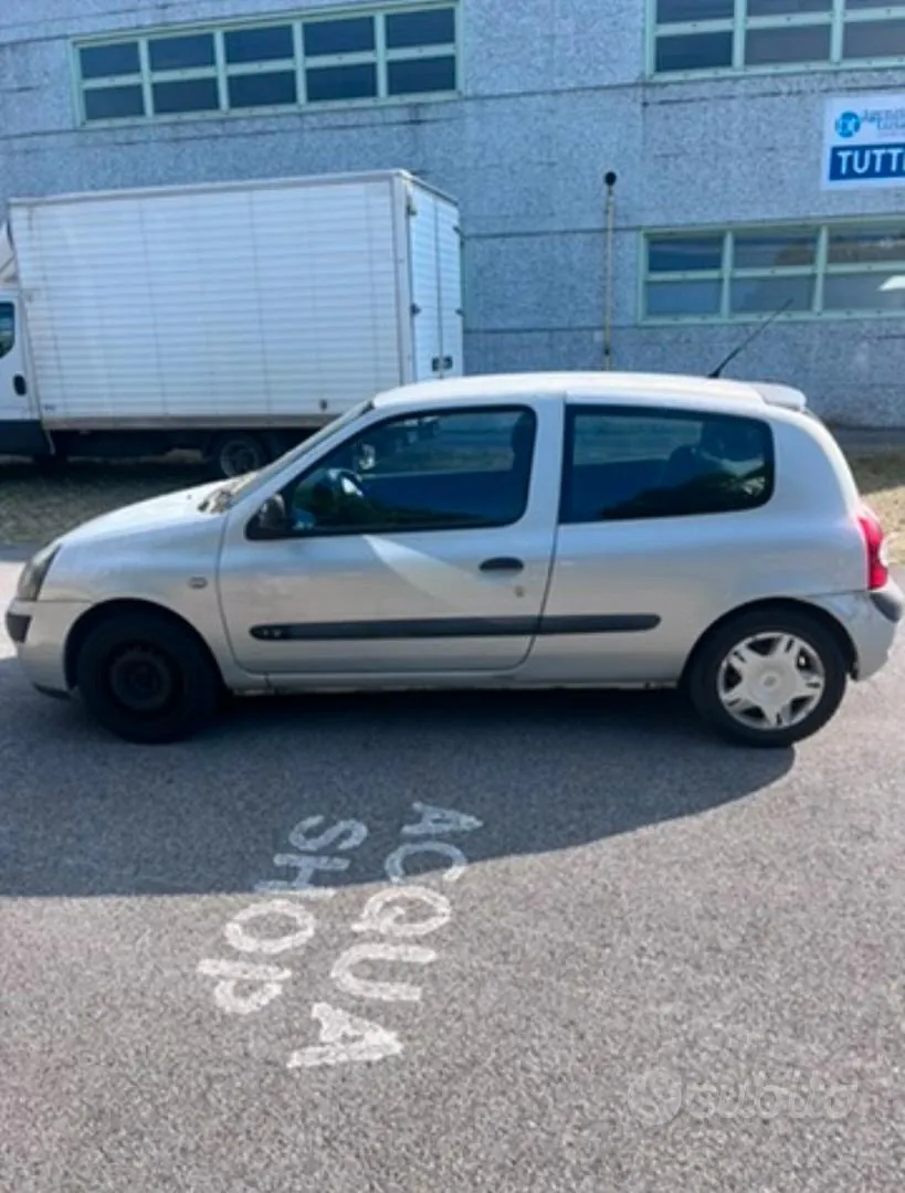 Renault Clio 2003 photo 2